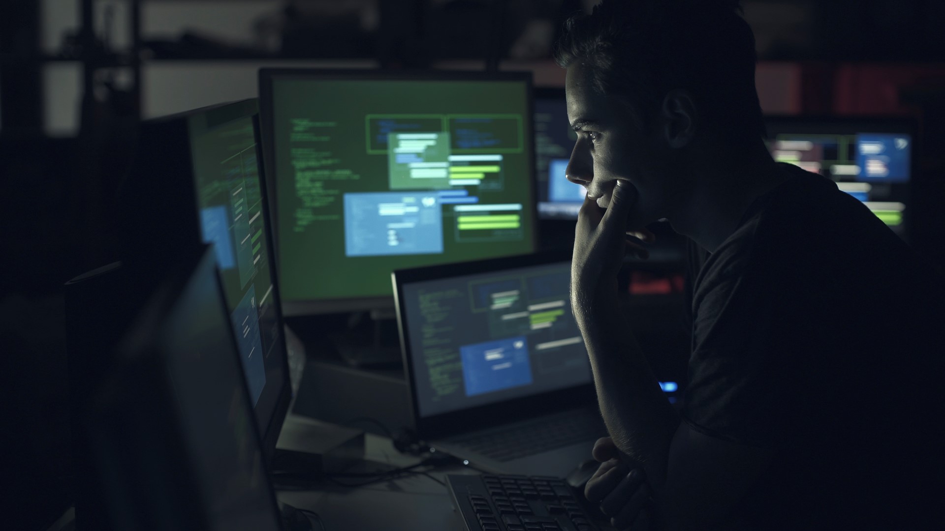 Image montrant un développeur travaillant sur un ordinateur avec une tasse de café à côté